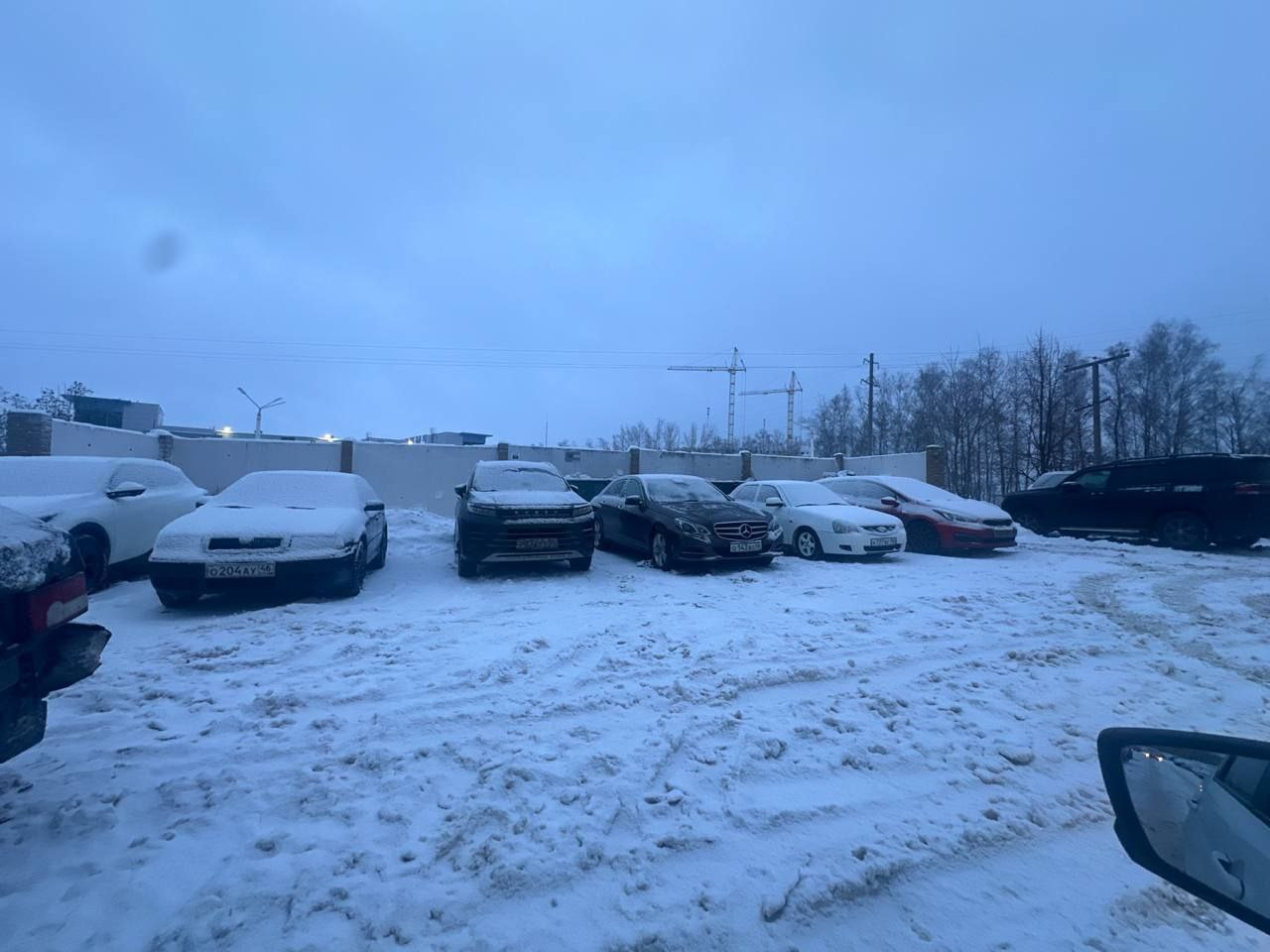 В Курске автомобилисты продолжают парковаться на контейнерных площадках