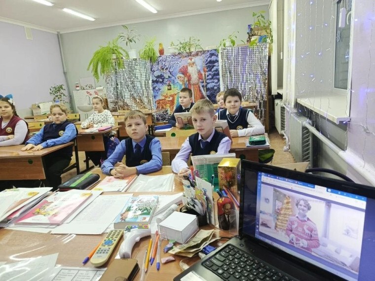 29 Перед самыми каникулами в школе №5 традиционно прошла еженедельная линейка, церемония поднятия флага и исполнения гимна Российской Федерации