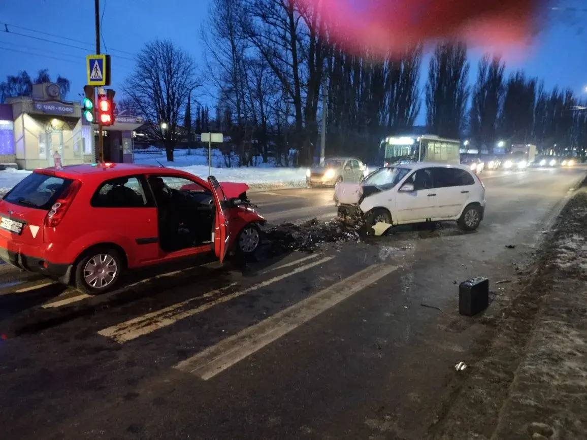 Пять человек, в том числе двое детей, пострадали в ДТП в Курске