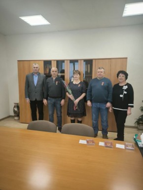 Николай Волобуев: По поручению губернатора Курской области Александра Евсеевича Хинштейна вместе с главным врачом ОБУЗ"Беловская ЦРБ" Лифинцевой Лидией Николаевной вручил награды "Защитник Курской области" работникам:...