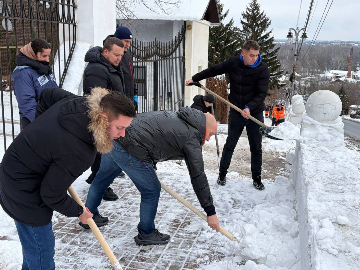 Мэр Курска участвовал в расчистке лестницы от снега на улице Мирной