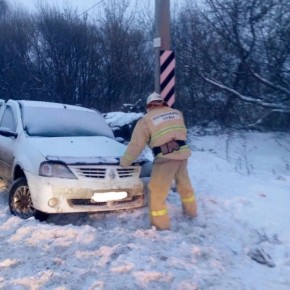 В Курской области водитель разбился о столб