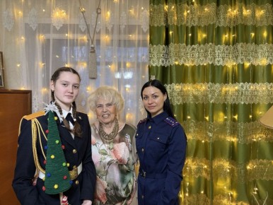 Офицеры следственного управления СК России по Курской области и кадеты ведомства поздравили с Новым Годом жительницу блокадного Ленинграда