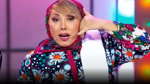 Елена Воробей мастерски пародирует скандал с Ларисой Долиной в новогоднем «Аншлаге»