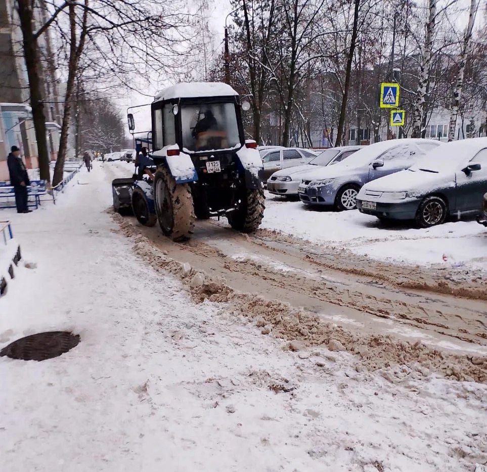 Управляющие компании продолжают убирать придомовые территории многоквартирных домов