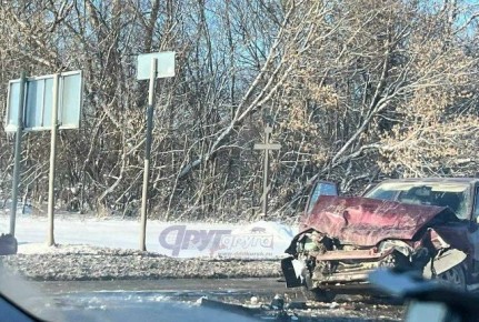 На повороте к поселку Поныри столкнулись два автомобиля