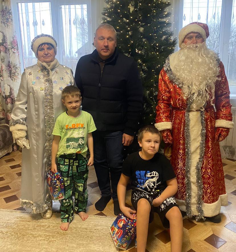 Депутат фракции «Единая Россия» в Курской областной Думе Алексей Земцов поздравил детей с ограниченными возможностями здоровья из Курского района с Новым годом и Рождеством Христовым