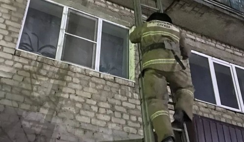 В Обояни Курской области спасателям пришлось вскрывать квартиру через окно