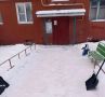 В Курске специалисты очищают от снега и мусора дворы МКД