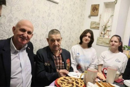 Партийцы поздравили с Новым годом ветерана Великой Отечественной войны Ивана Алексеевича Борзенкова