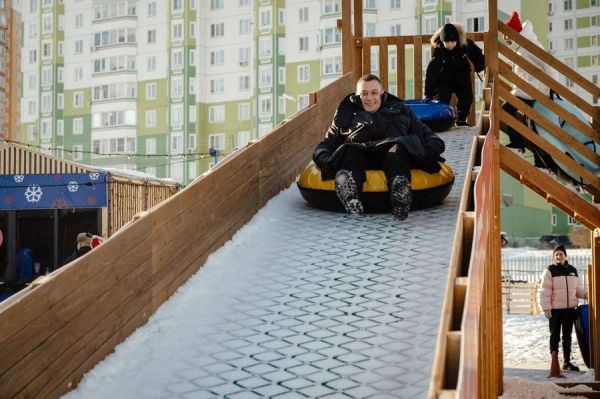 Хинштейн с сыном протестировал тюбинговые горки в Курске