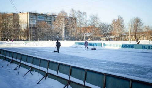 В Курске ещё одна школа открыла на своей территории зимний каток