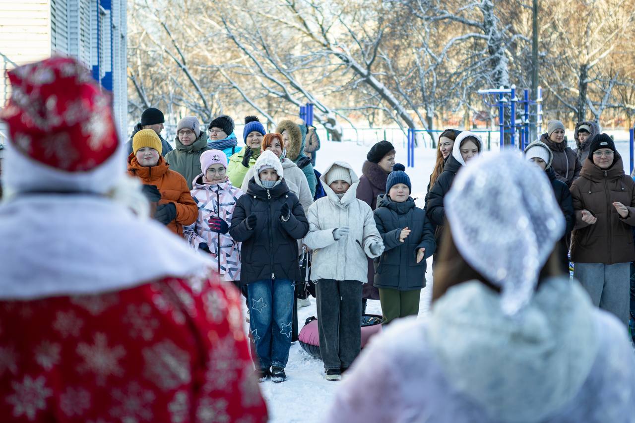 Рядом со школой №56 в Курске официально открылся ледовый каток