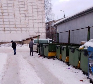 В Курске специалисты очищают от снега и мусора дворы МКД