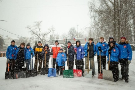 Активисты курского Центра «Монолит» помогли в уборке снега