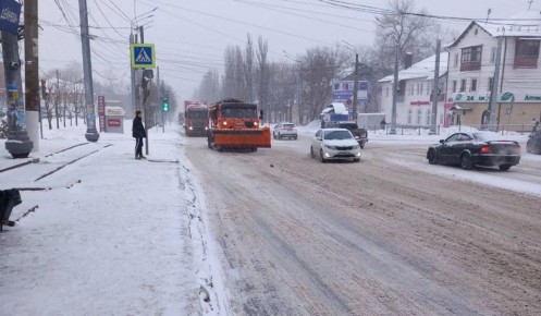 В Курске дорожники перешли на усиленный режим работы из-за снегопада