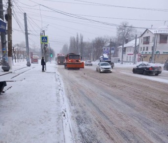 Дорожники перешли на усиленный режим работы из-за снегопада