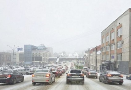 Снегопад и аварии спровоцировали автомобильные пробки в Курске