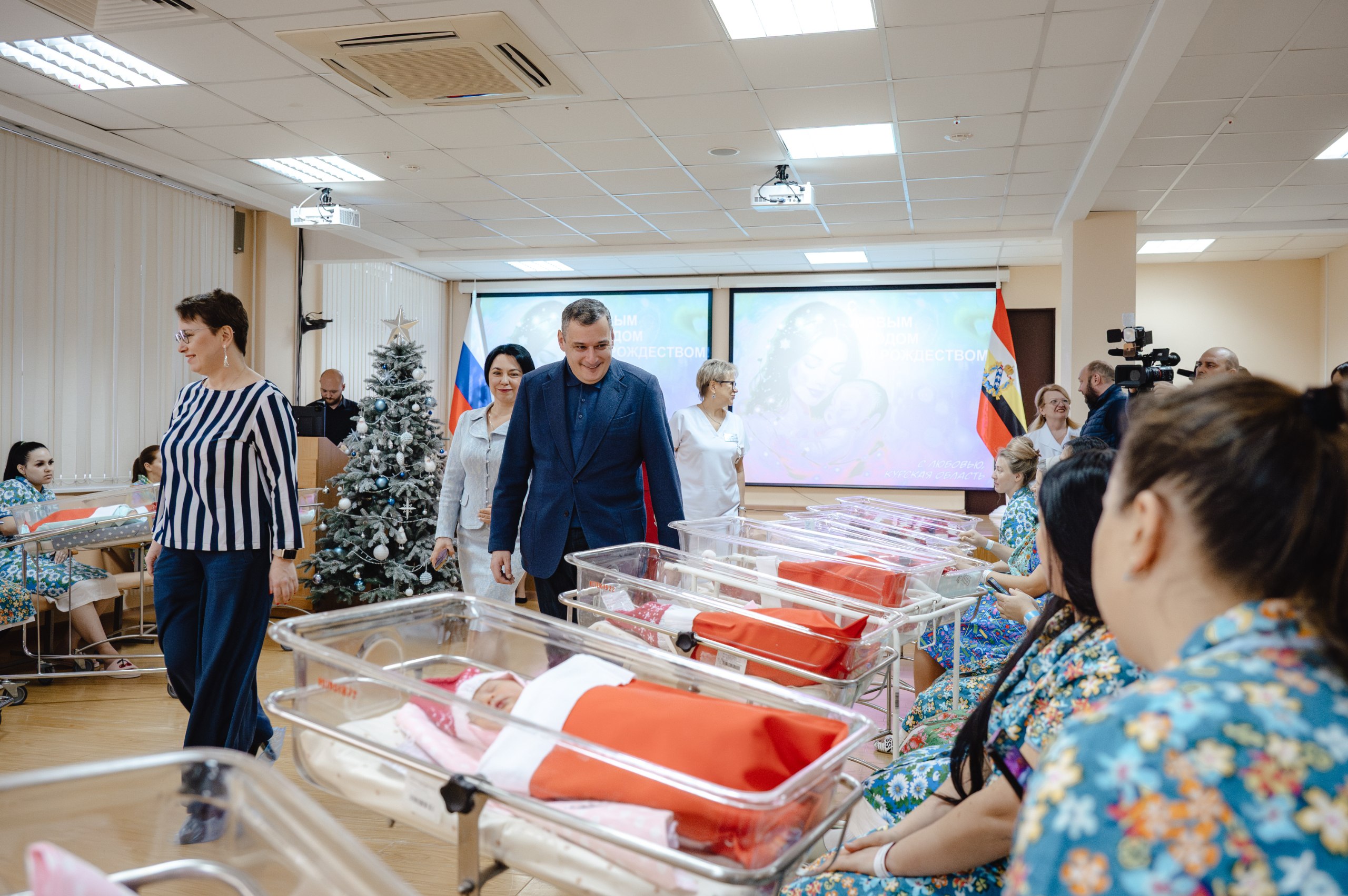Губернатор Курской области Александр Хинштейн вручил 20 мамам свидетельства о рождении их малышей, которые появились на свет в первых числах января и в последние дни 2025 года
