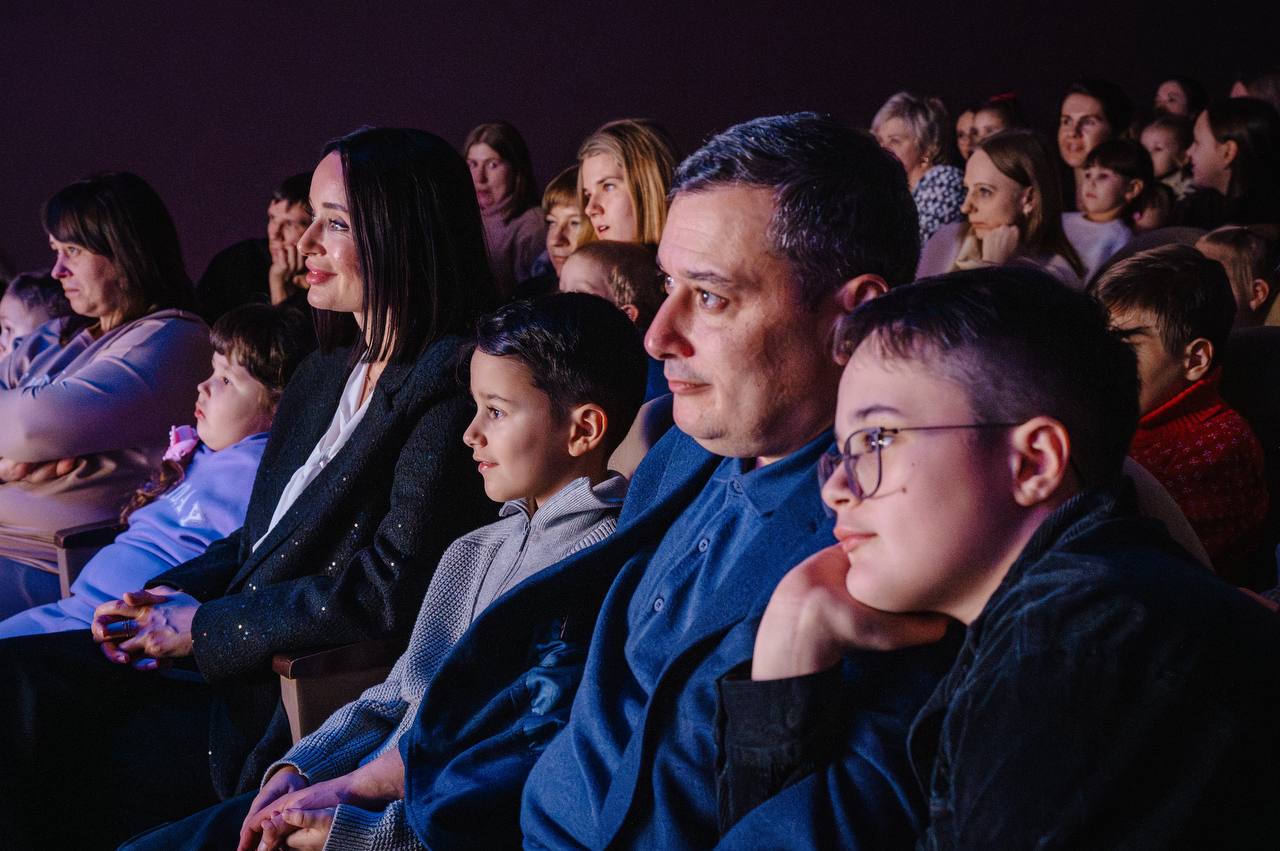 Хинштейн с семьей посетил кукольный спектакль в Курске