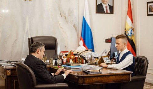 Александр Хинштейн встретился с юным дизайнером новогодней открытки