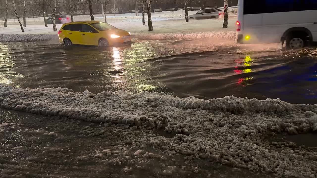 В Курске оттепель превратила улицы в реки