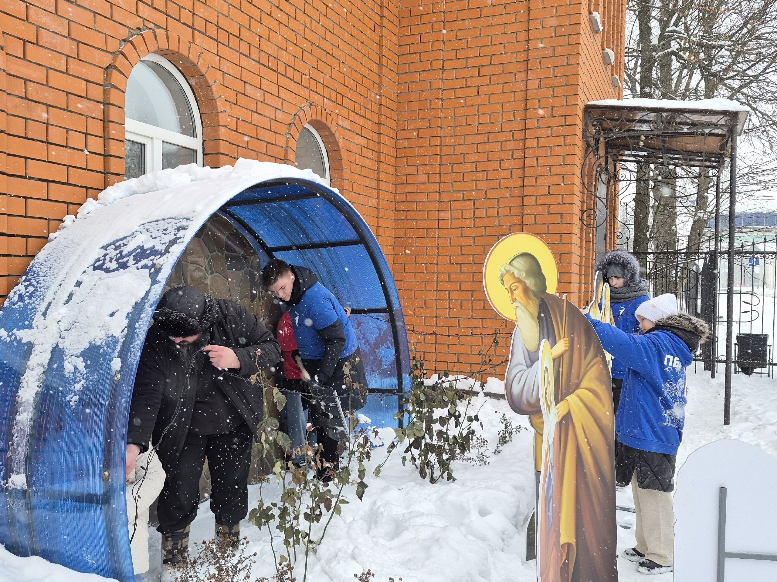 В преддверии светлого праздника активисты местного отделения Движение Первых посетили Церковь Тихвинской иконы Божией Матери