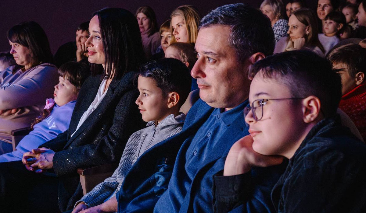 Губернатор Курской области с семьёй посмотрел постановку «Снежный цветок»