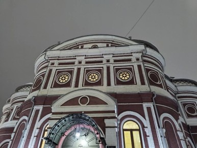 С Рождеством Христовым!. Вместе с курянами праздник в Воскресенском храме встретили губернатор Александр Хинштейн и глава города Евгений Маслов