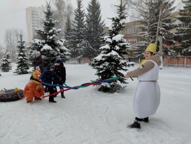 В Курске возле школы №59 открылась новая тюбинговая горка