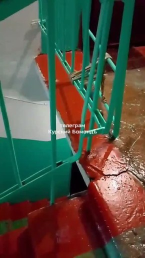 В Курске на улице Заводской, 39Б произошло подтопление 4-го подъезда и расположенных в нём квартир