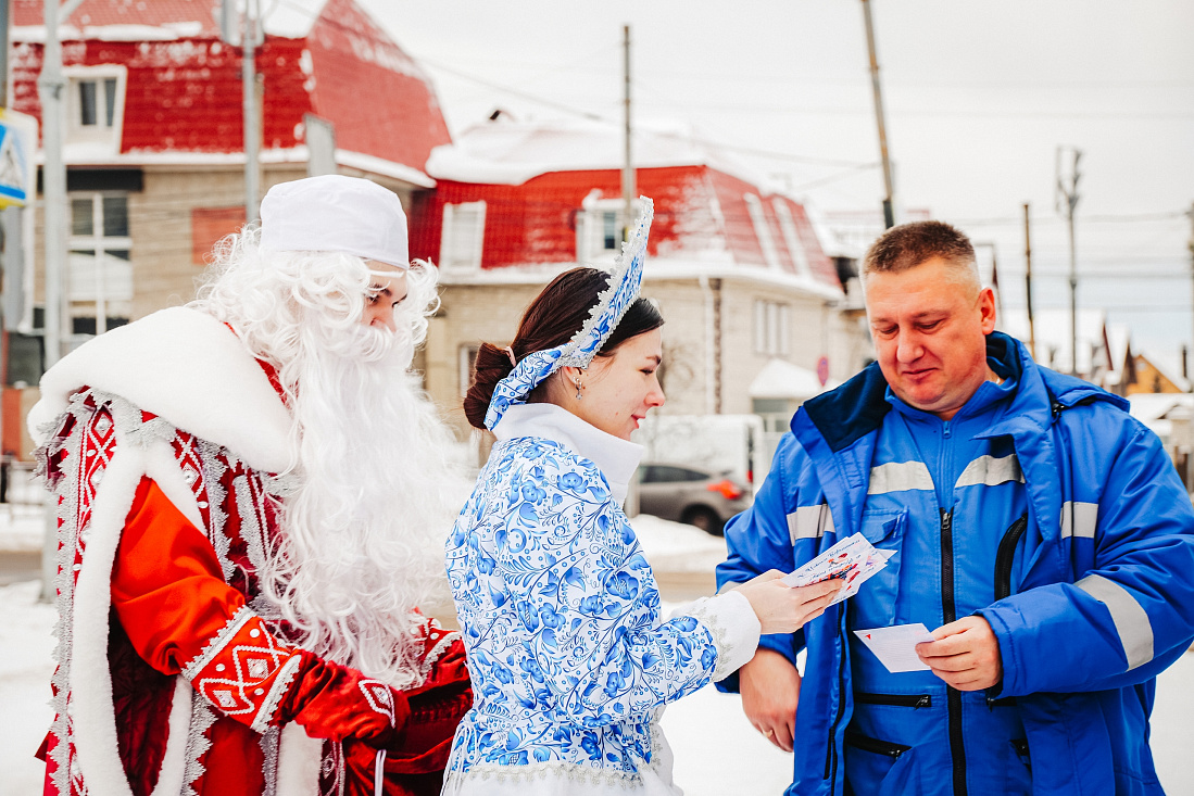 Активисты «Движения первых» поздравляют с Новым годом тех, кто в праздники работает