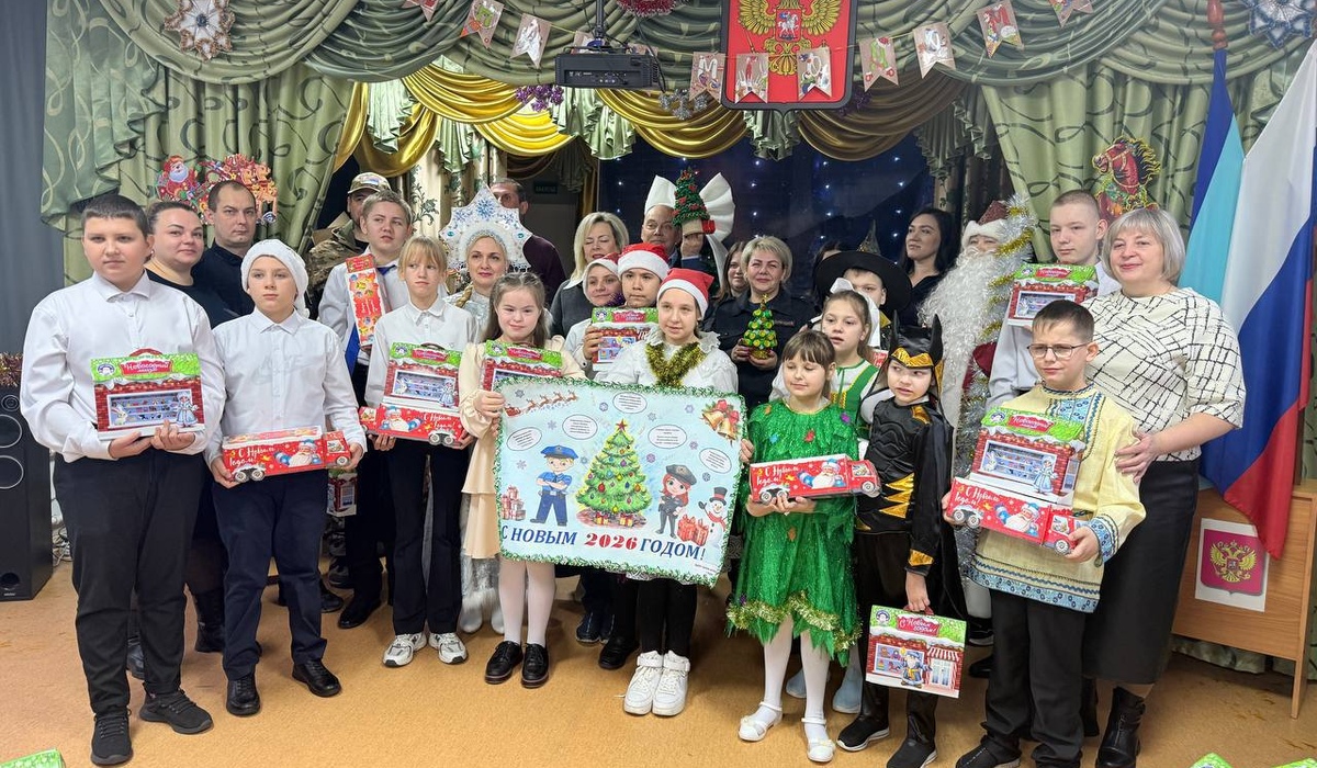 Курские полицейские поздравили воспитанников школы-интерната