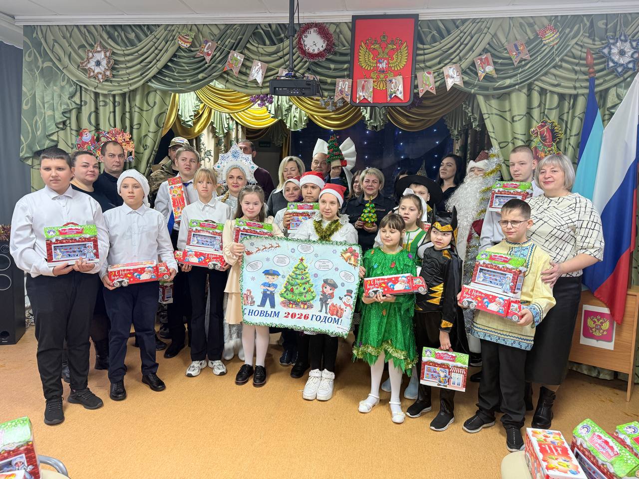 В Курске сотрудники Сеймского отдела полиции поздравили воспитанников школы-интерната с Новым годом и Рождеством Христовым