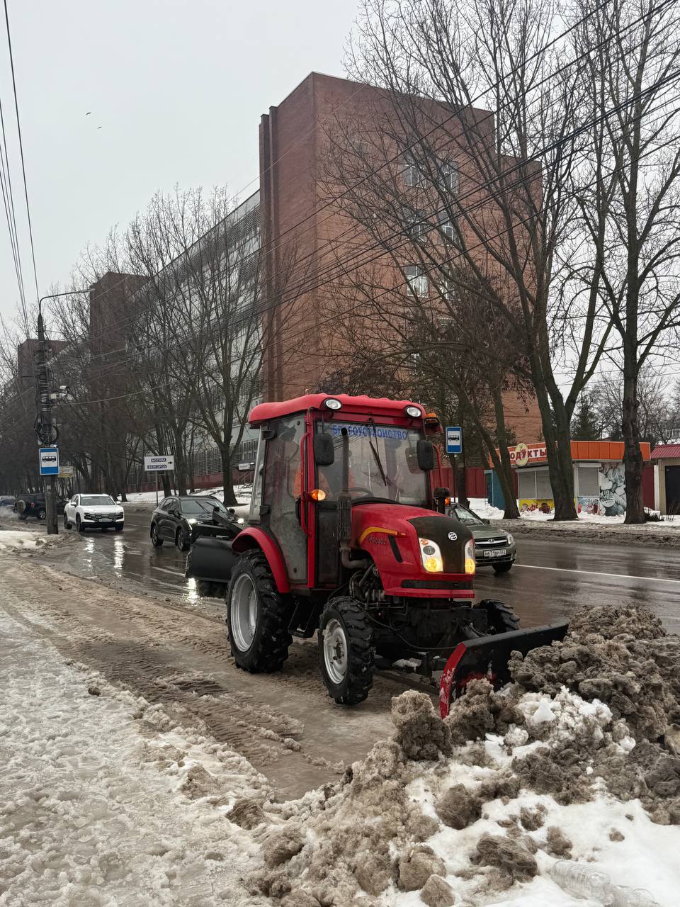 В Курске 75 единиц техники борются с последствиями снегопада