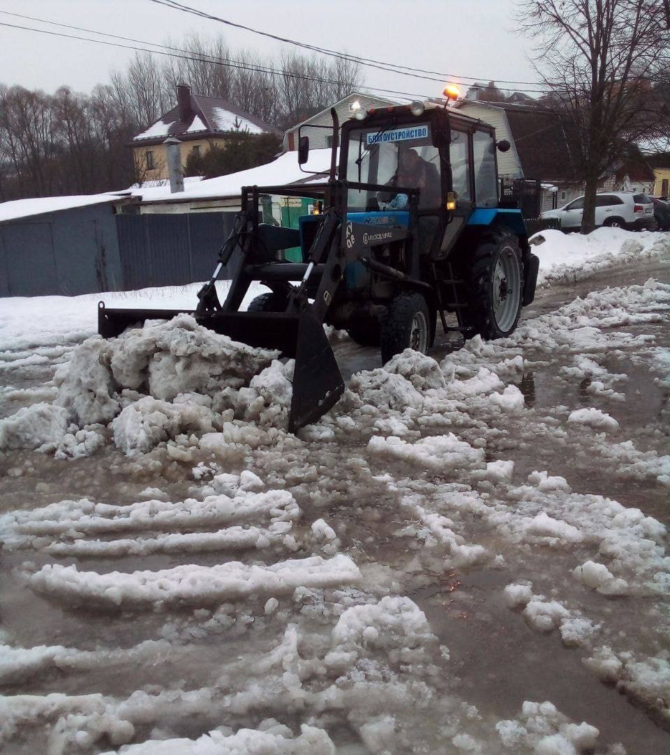 В Курске весь день активно борются с последствиями снегопада