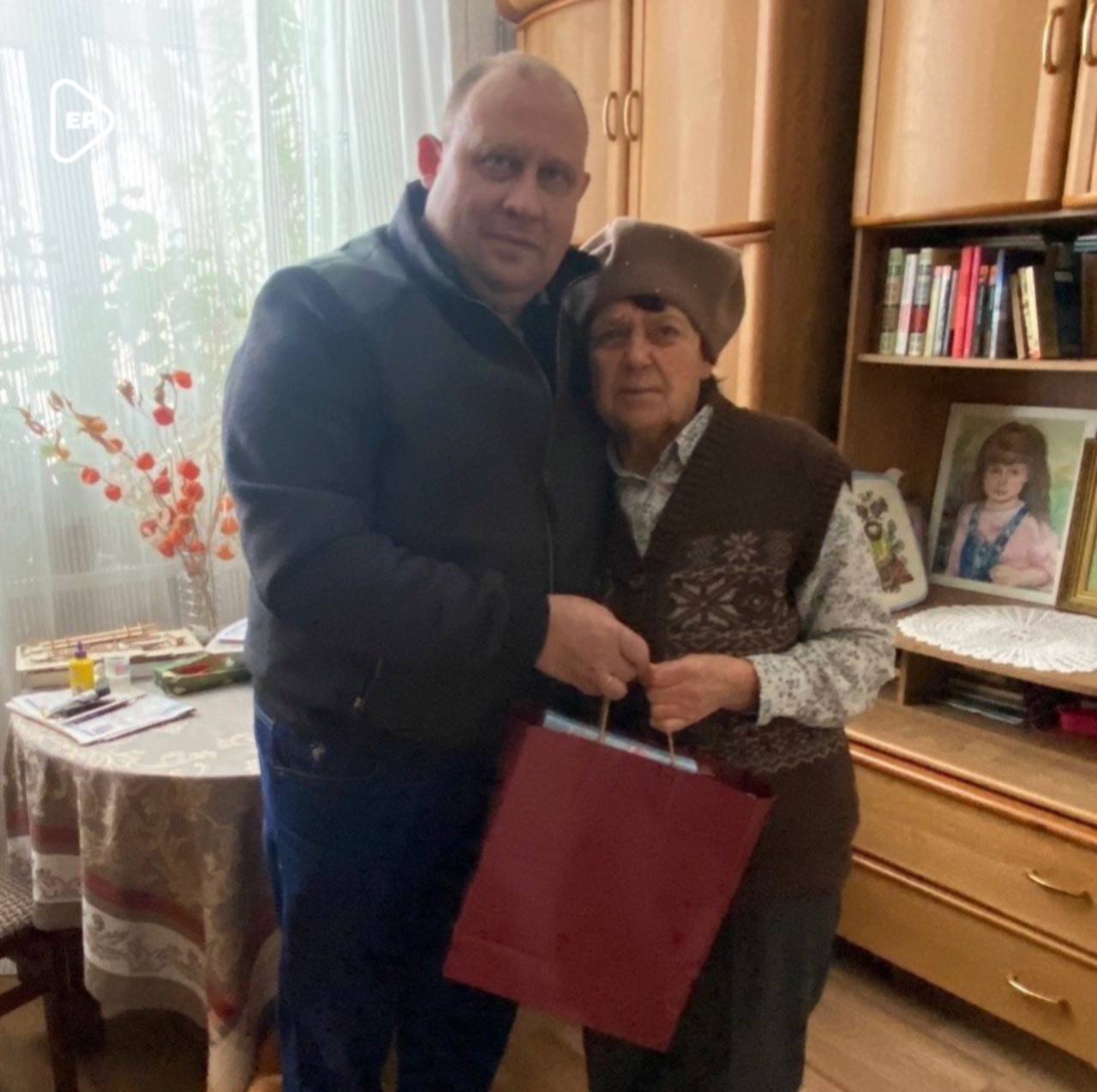 В Курском районе единороссы поздравили ветерана войны с Новым годом