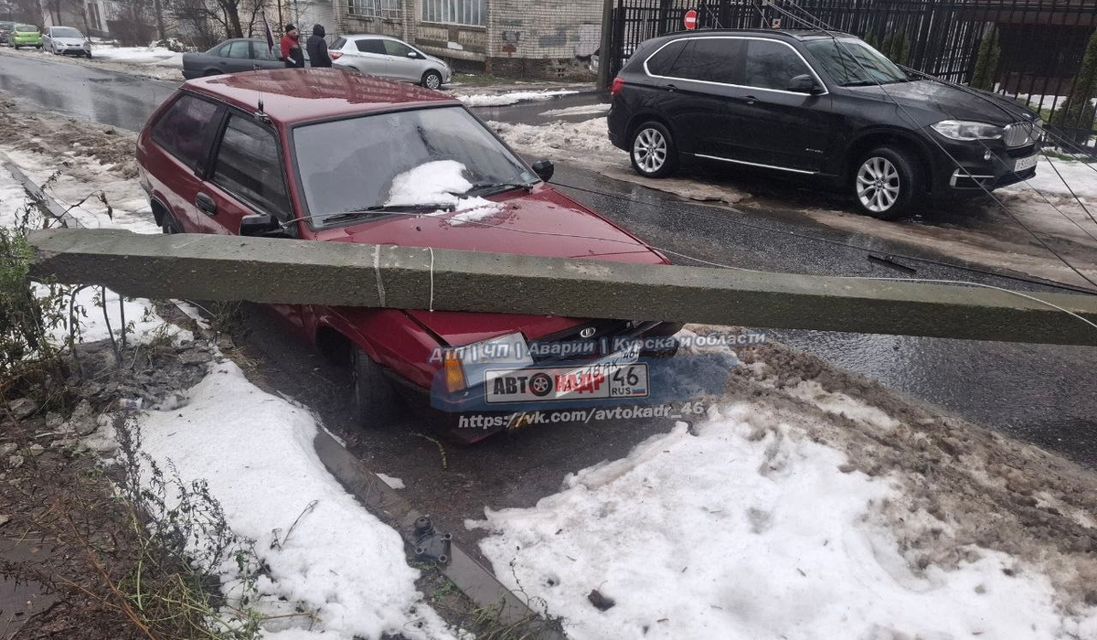 В Курске упавший столб накрыл машину на улице Халтурина