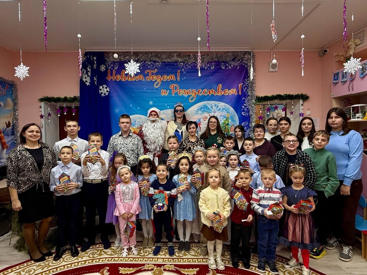 Новогодние праздники – это время волшебства, когда дети погружаются в мир сказочных историй и чудес, наполнены радостью от полученных подарков