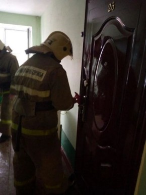 В Курской области спасли пенсионера из запертой квартиры