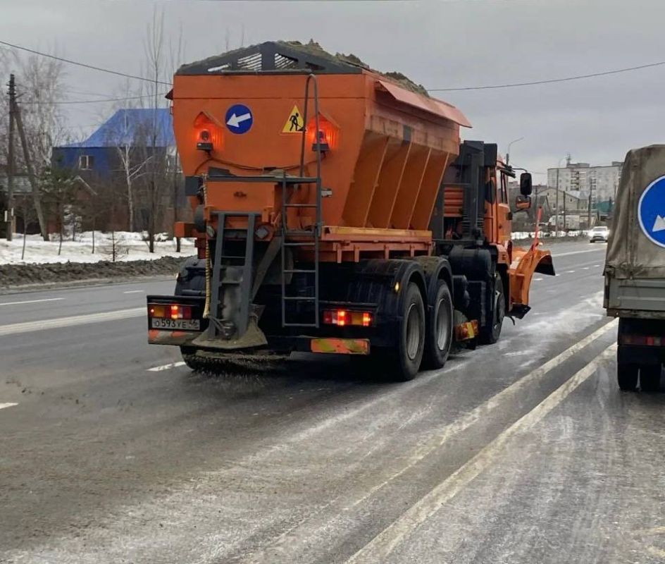 В Курске дорожные службы начали обрабатывать проезжую часть реагентами