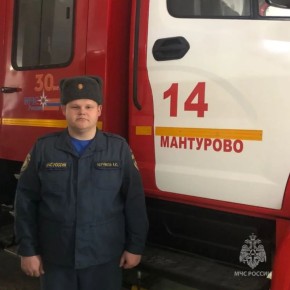 Под Курском сотрудник МЧС вытащил девушку из перевернутого авто