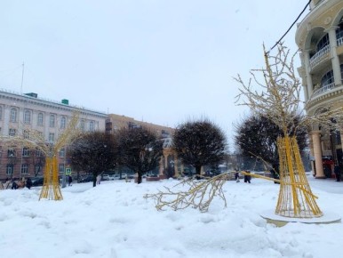 В Курске на Театральной площади упало светодиодное дерево