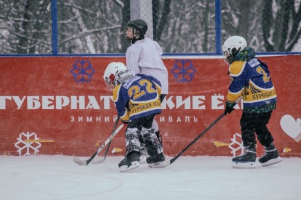 Школа юного хоккеиста на катке в Парке пионеров