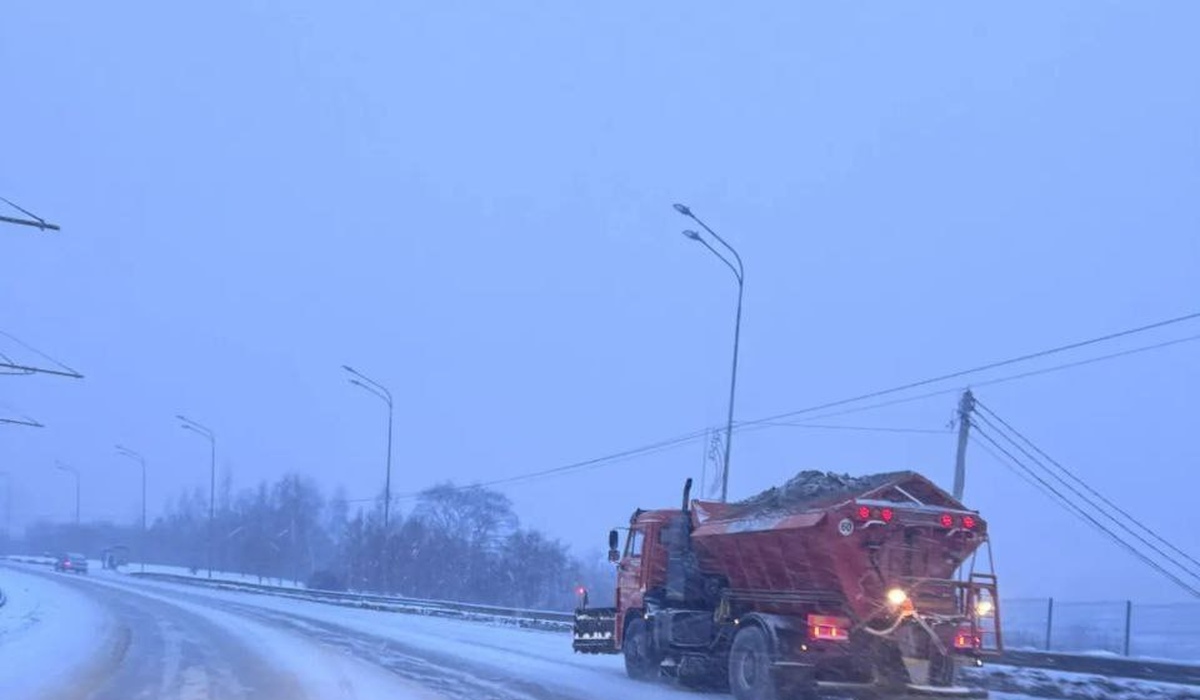 70 спецмашин ночью будут убирать снег на дорогах в Курске