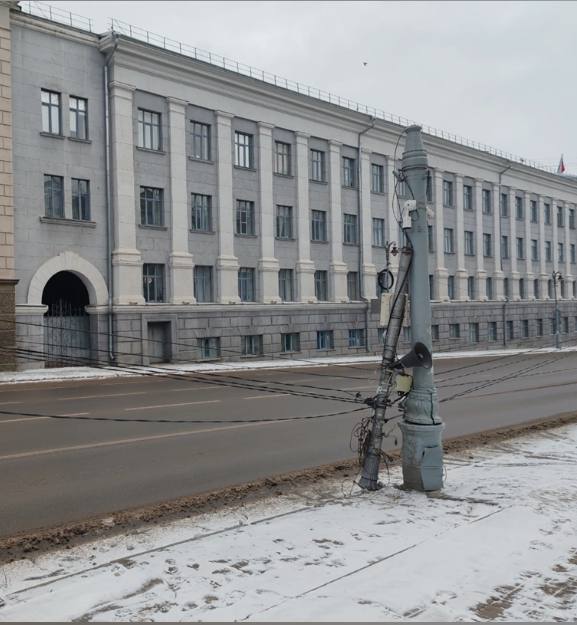 В центре Курска буксируемый троллейбус снес три фонарных столба