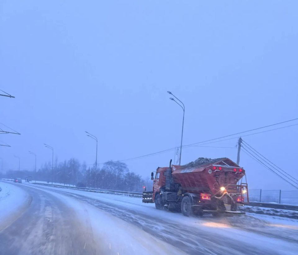 70 спецмашин ночью будут убирать снег на дорогах в Курске