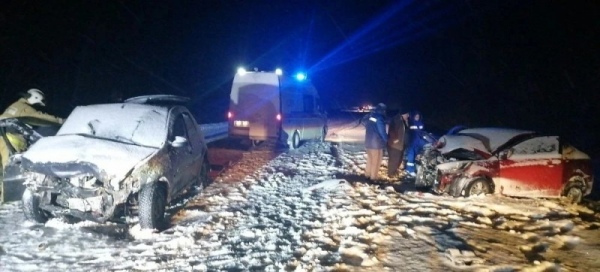 Три человека ранены в лобовой аварии в Курской области