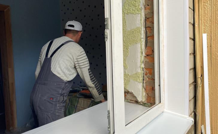 В Курске не успели застеклить пострадавший из-за атаки БПЛА дом на Орловской