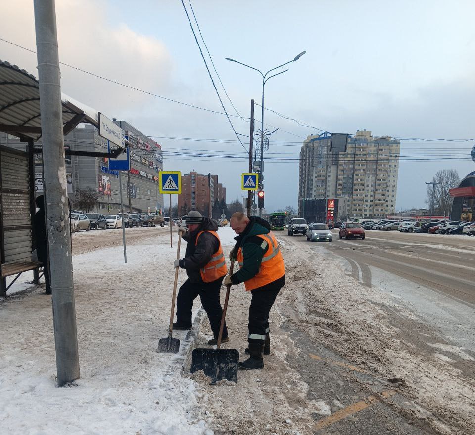 Дороги Курска расчищают от снега 72 единицы техники